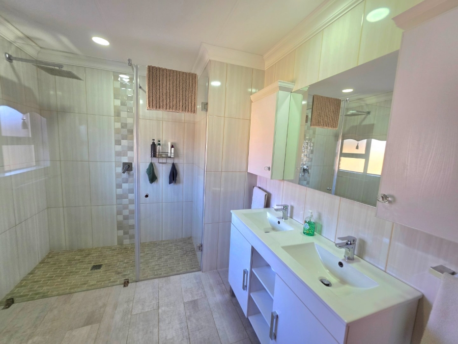 5 Bedroom Property for Sale in La Provance Free State